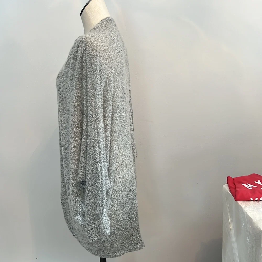 Cardigan lightweight. Rounded hemline. - Picture 2 of 8
